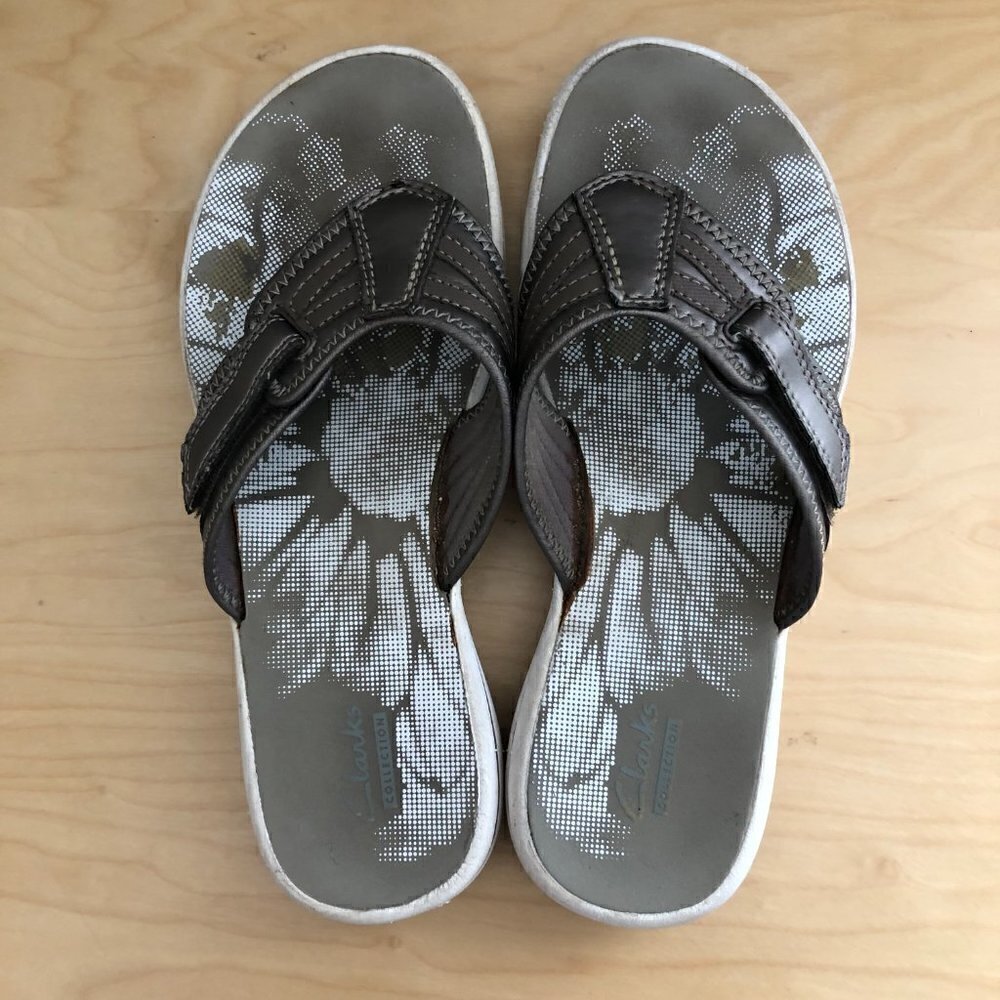 CLARKS Collection Women's Metallic Tan Thong Sandals 7 Coastal Boho Comfort